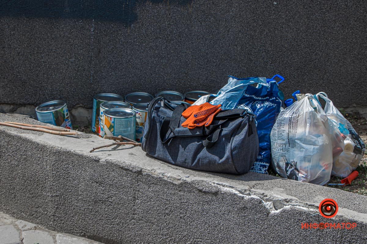 В Днепре фанаты легендарного ФК "Днепр" устроили субботник на бульваре Кучеревского 5