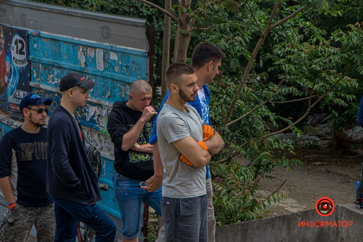 В Днепре фанаты легендарного ФК "Днепр" устроили субботник на бульваре Кучеревского 9