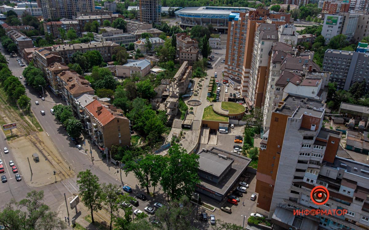 В Днепре фанаты легендарного ФК "Днепр" устроили субботник на бульваре Кучеревского 10