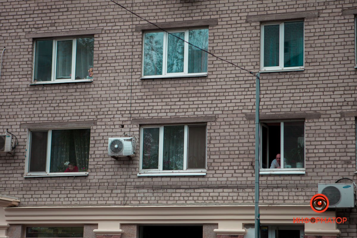 Все выглядывают из окошек