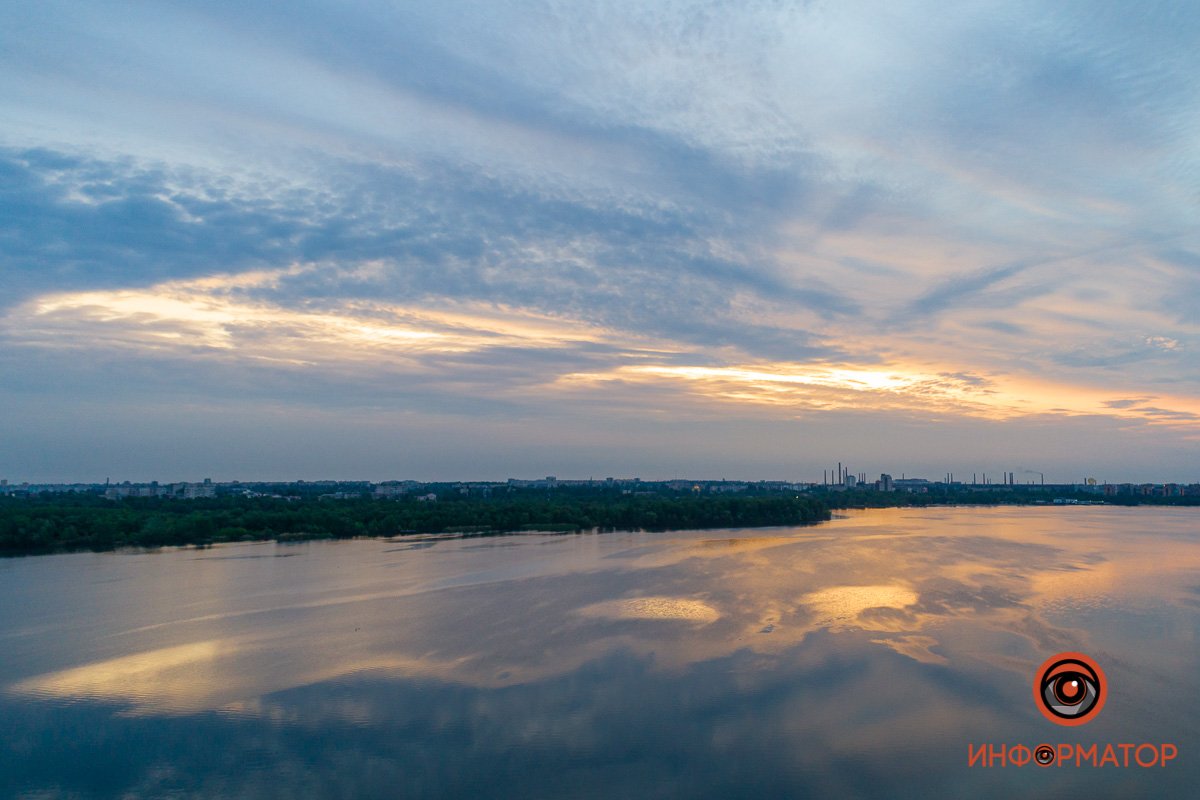 Краски расплылись по воде Краски расплылись по воде