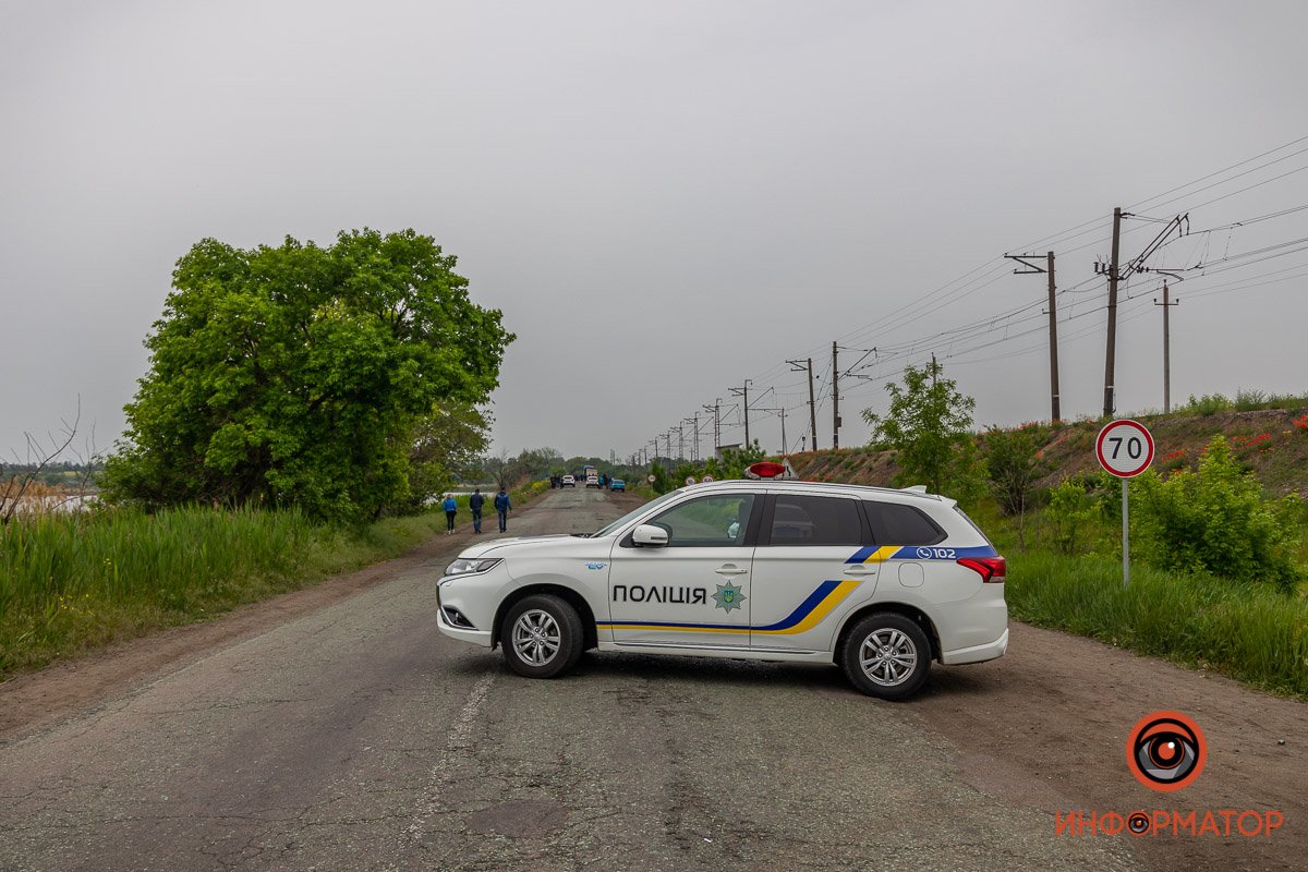 Дорогу к мосту перекрыли