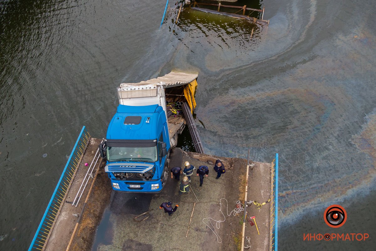 Прицеп частично оказался в воде
