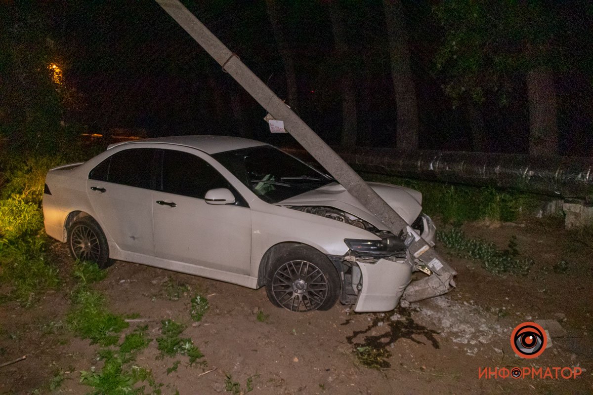 Столб наклонился