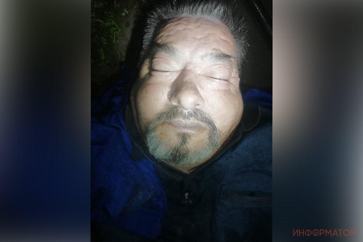 Мужчина лежал на земле между домами № 5 и № 6 на Тополе-2