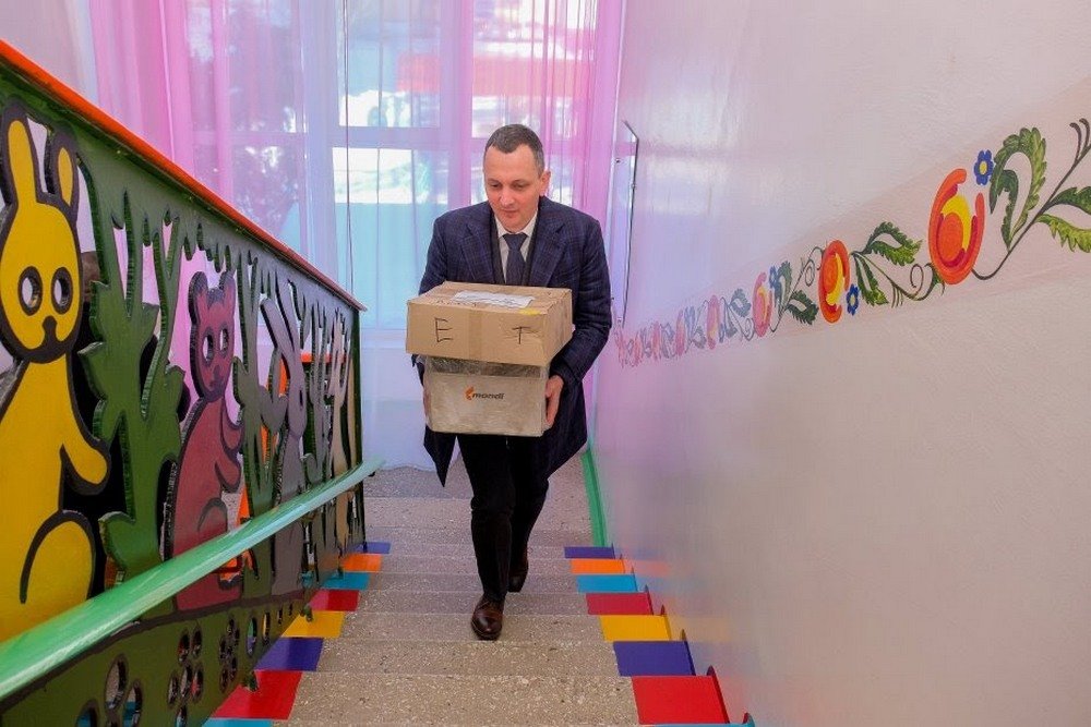 Юрий Голик передал очередные 300 книг в book-crossing больницы имени Мечникова в Днепре 2