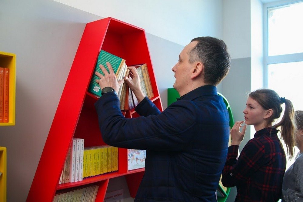 Юрий Голик передал очередные 300 книг в book-crossing больницы имени Мечникова в Днепре 3