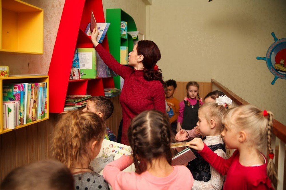 Юрий Голик передал очередные 300 книг в book-crossing больницы имени Мечникова в Днепре 4