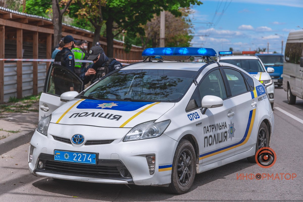 Opel заблокировали напротив гостинницы "Хутор" на Набережной Победы Opel заблокировали напротив гостинницы "Хутор" на Набережной Победы