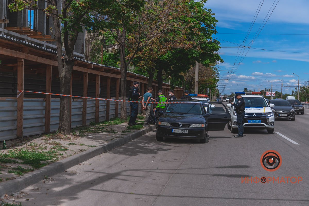 В салоне автомобиля были двое мужчин В салоне автомобиля были двое мужчин