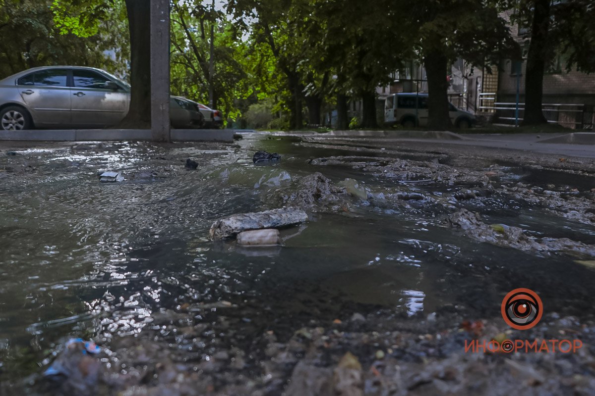 Двор заливает канализационной водой Двор заливает канализационной водой