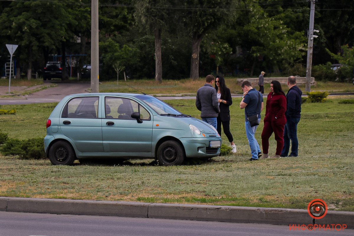 Из-за удара Daewoo развернуло и вынесло на клумбу Из-за удара Daewoo развернуло и вынесло на клумбу