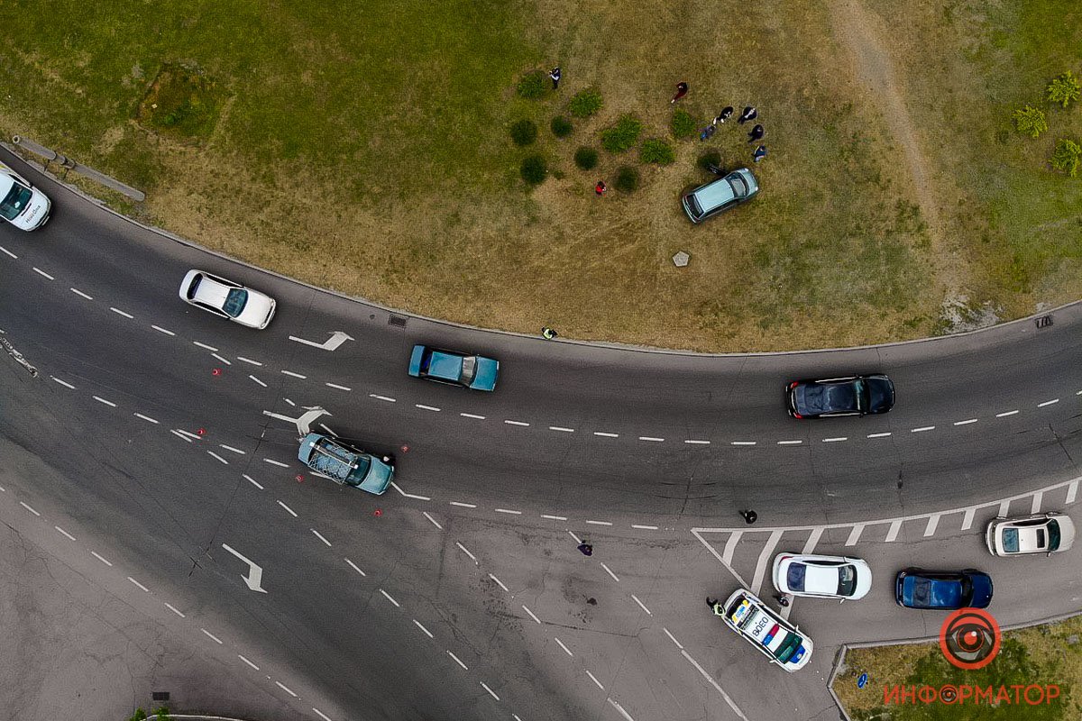 Lada ехала по крайней левой полосе, а Daewoo - по крайней правой Lada ехала по крайней левой полосе, а Daewoo - по крайней правой