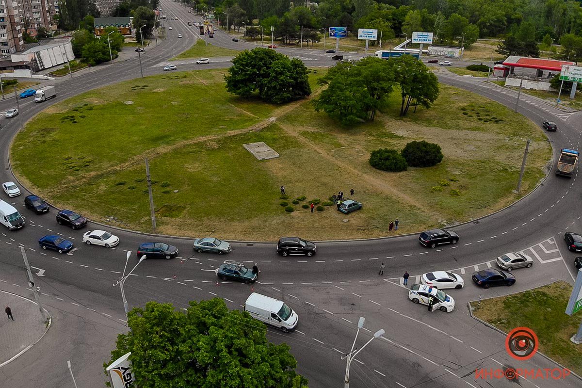 Когда машины сравнялись, Lada повернула вправо и ударила Daewoo Когда машины сравнялись, Lada повернула вправо и ударила Daewoo