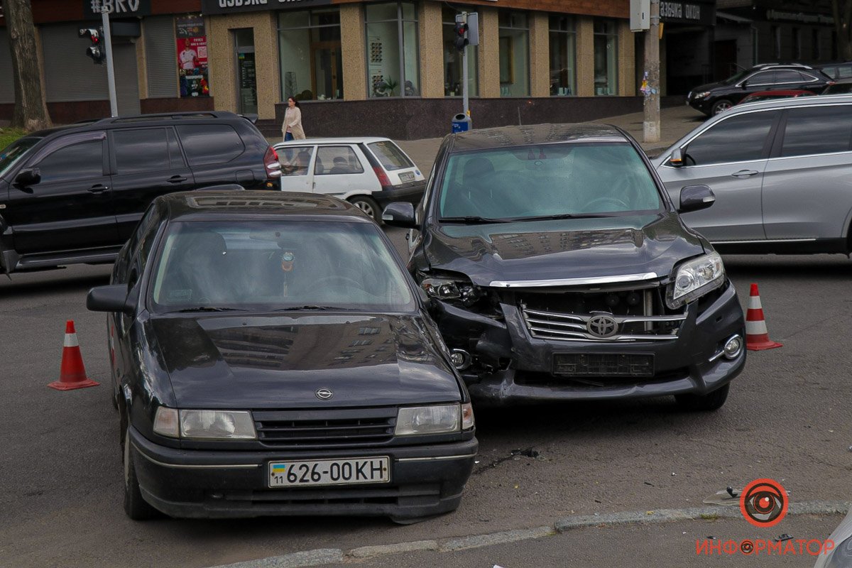 По предварительной информации, Toyota двигалась по Поля, а Opel - по Антоновича