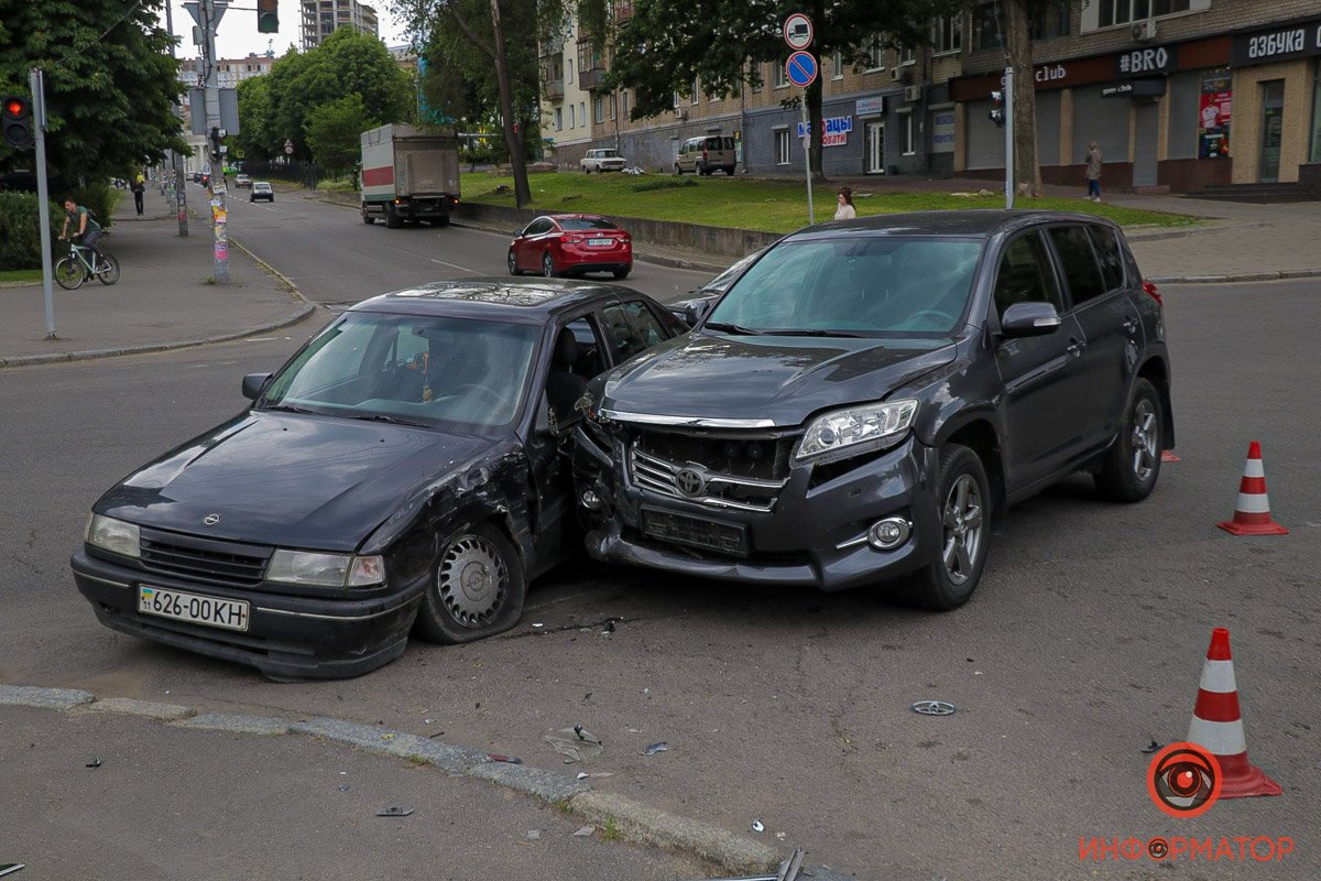 Свидетели рассказали о том, что Opel пытался проскочить на красный сигнал светофора