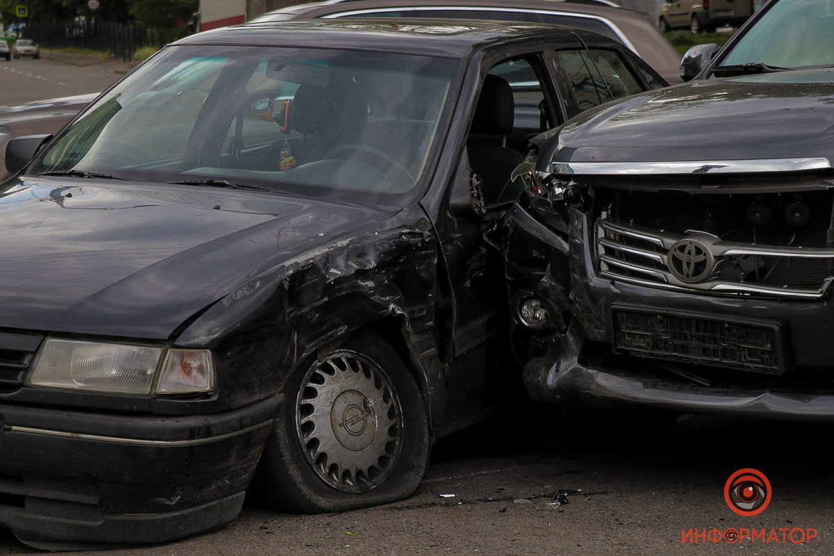 В результате аварии двоих водителей забрала скорая