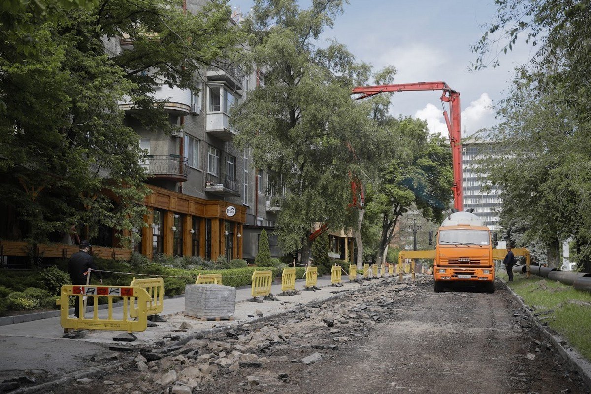 В ходе ремонта асфальт заменят на брусчатку, а тротуары вымостят бетонными плитам В ходе ремонта асфальт заменят на брусчатку, а тротуары вымостят бетонными плитам
