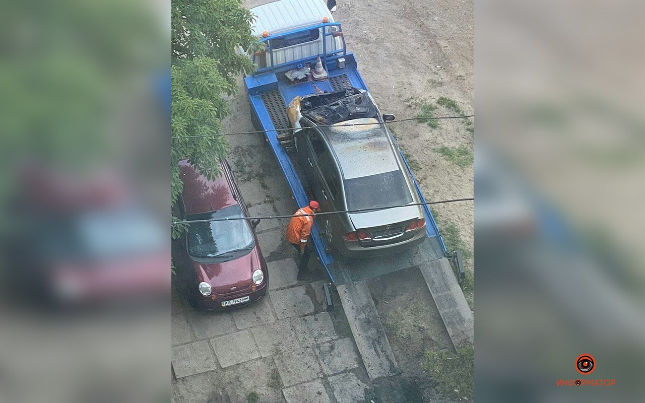 Передняя часть машины полностью выгорела Передняя часть машины полностью выгорела
