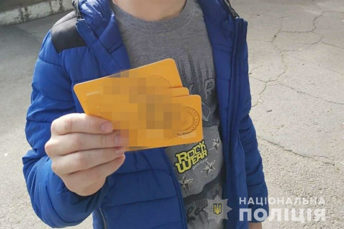 В Днепре глава фирмы-перевозчика вместе с сыном подделывали спецбилеты и продавали их в Интернете 1