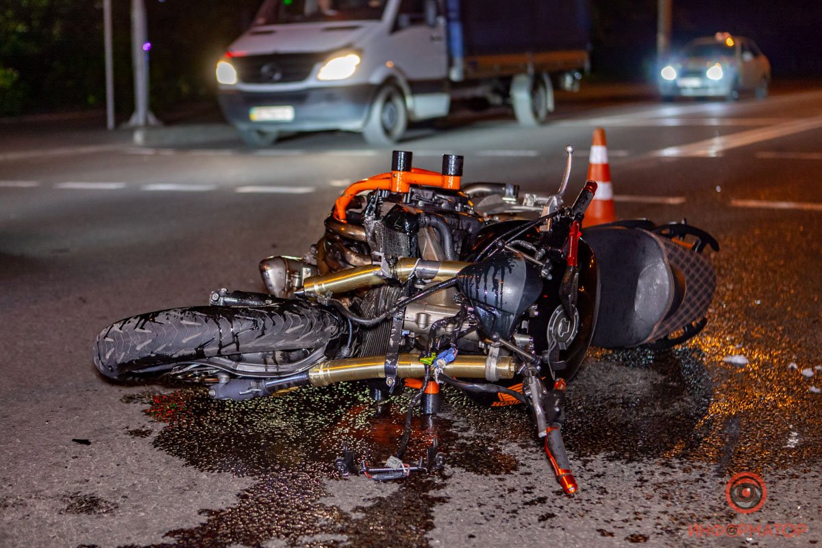 Мотоциклист врезался в заднюю часть машины Мотоциклист врезался в заднюю часть машины