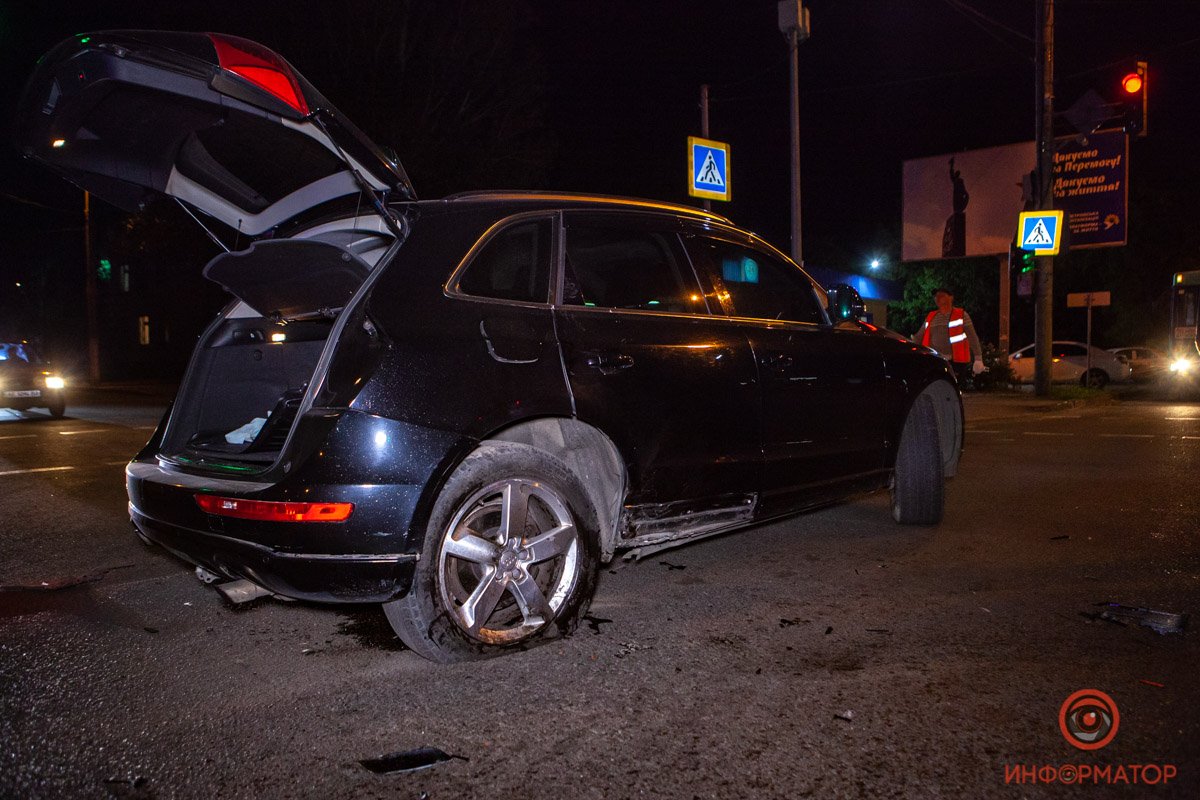 Audi поворачивал на перекрестке Audi поворачивал на перекрестке