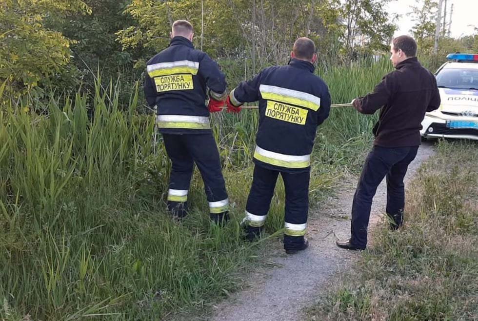 Спасатели вытащили труп при помощи веревки