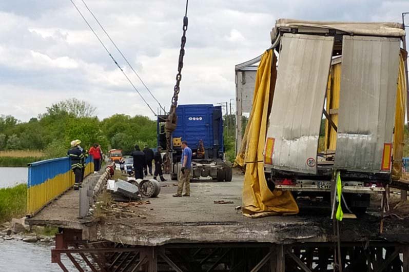 Под Никополем рухнул мост: грузовик наконец вытащили из воды 1