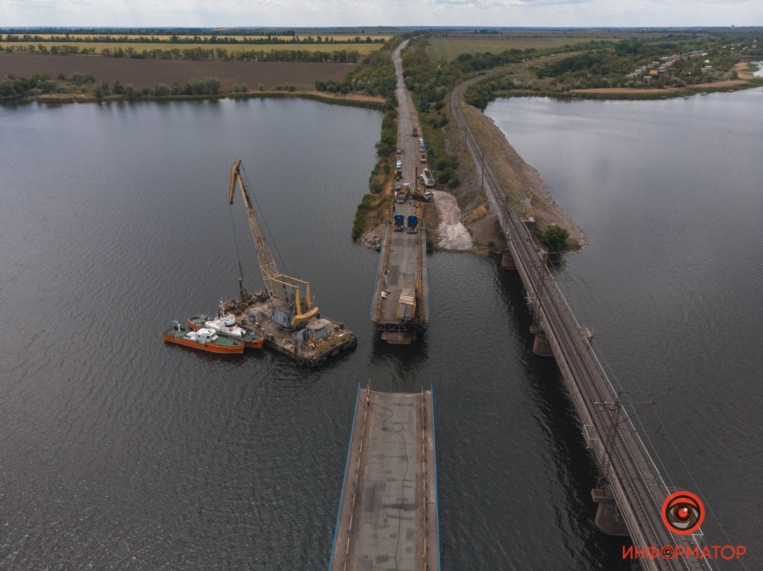 Спасатели сначала разгрузили фуру