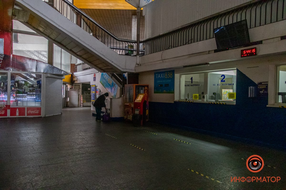 На полу нанесена разметка