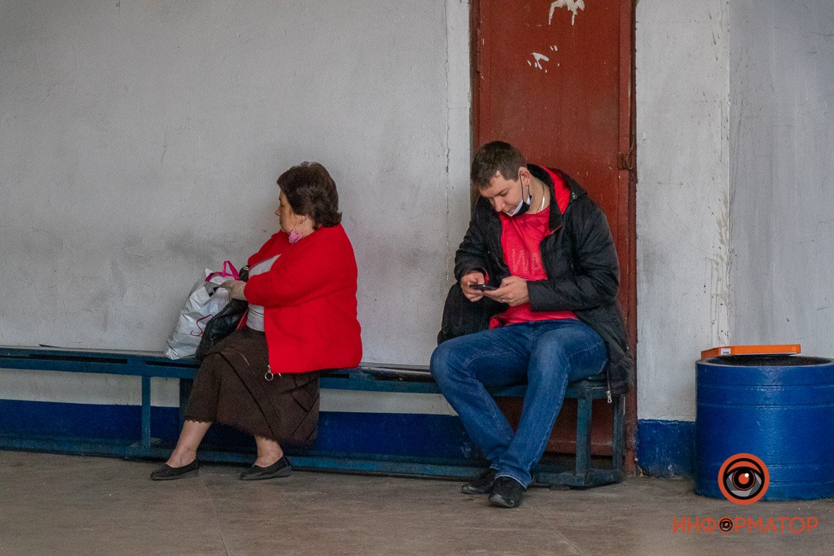 На платформах лавочки остались, внутри вокзала - нет