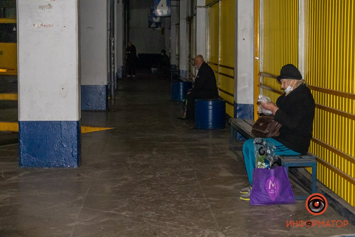 С 6 утра машины развозят людей в различные населенные пункты