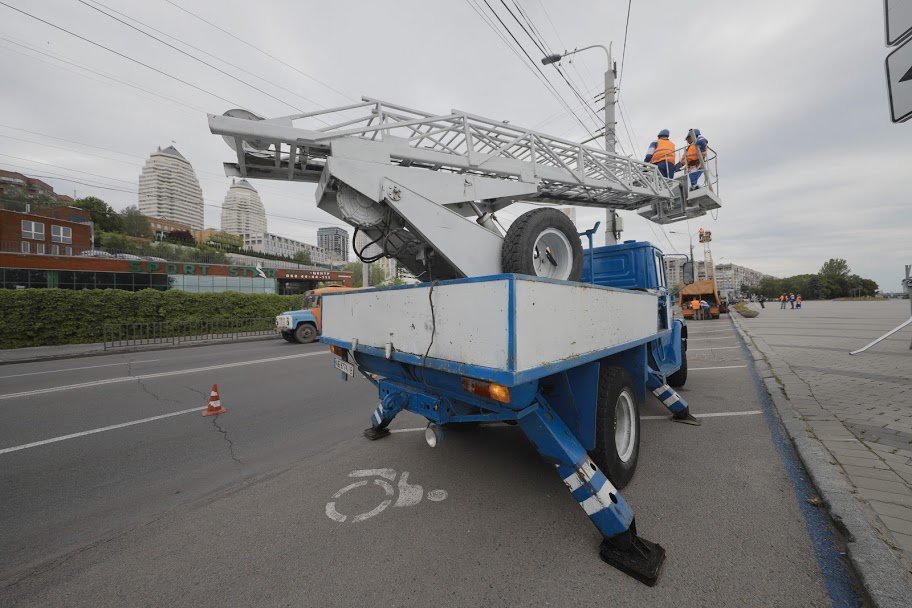 В Днепре на Набережной монтируют новое освещение 2