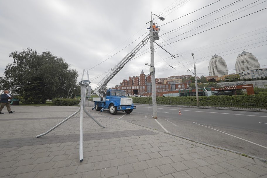 В Днепре на Набережной монтируют новое освещение 4