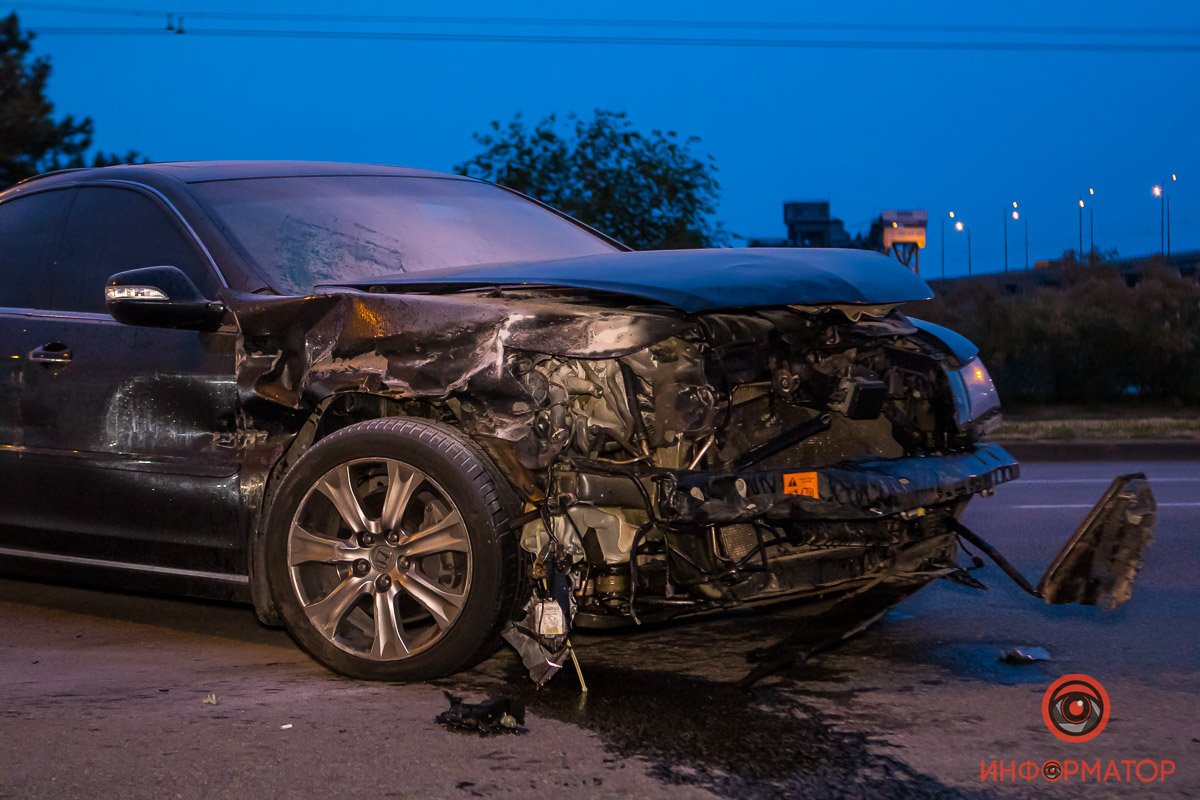 Honda въехала в отбойник