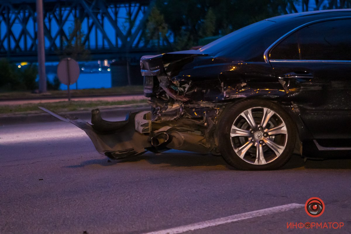 Разбиты бампер и задняя часть