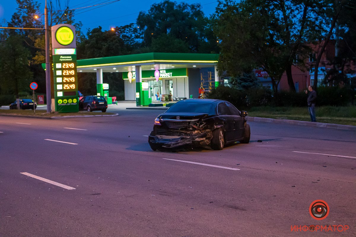 От удара машину развернуло