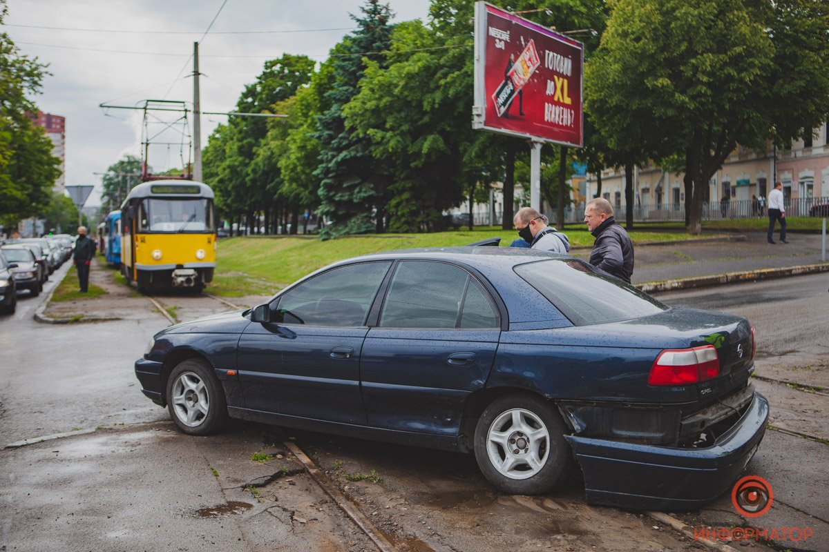 Opel отбросило на трамвайные пути