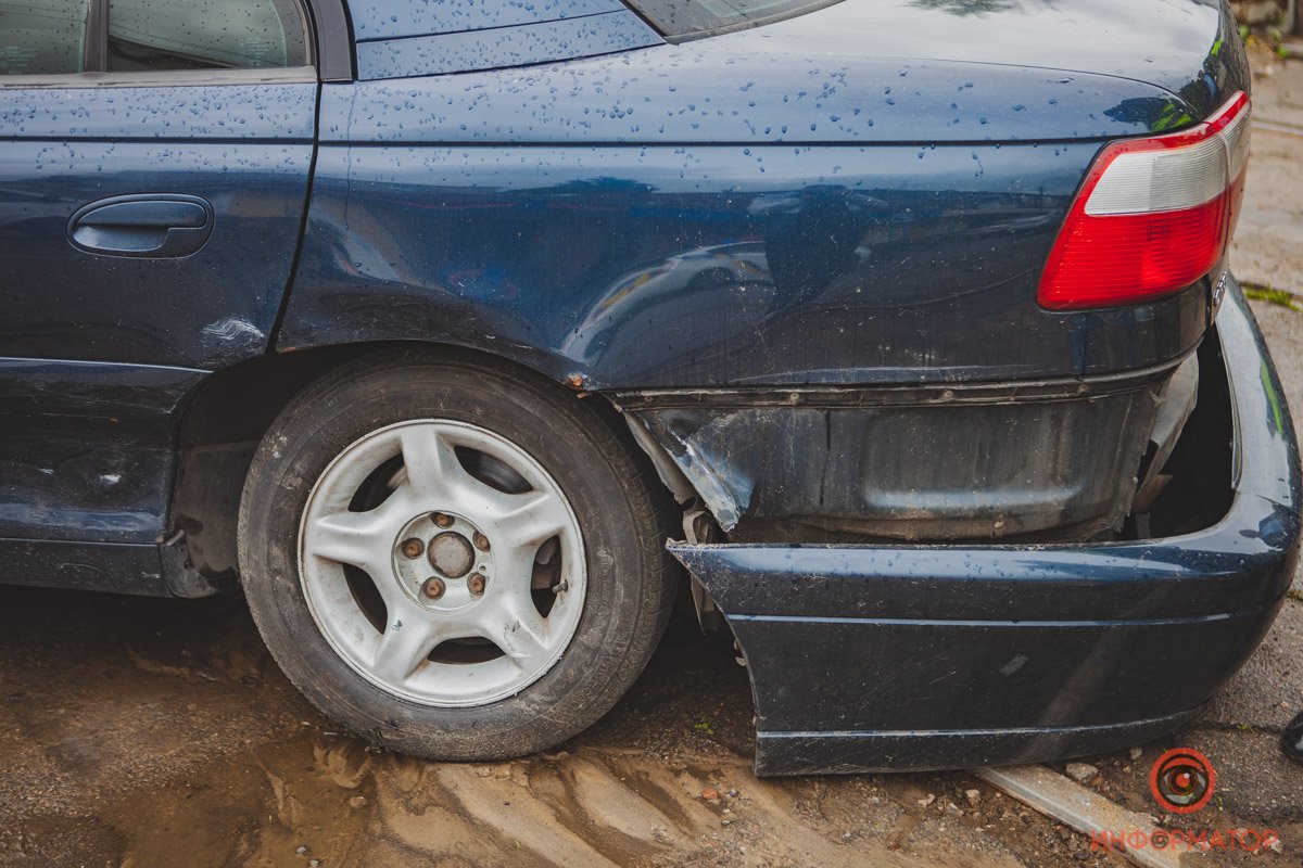 Skoda ударила Opel в заднее крыло