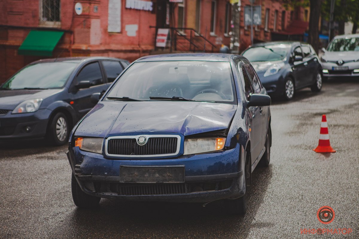 Skoda стоит посреди проезжей части