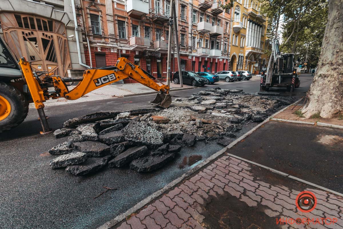 Коммунальщики дробят асфальт, чтобы заменить трубы теплосети