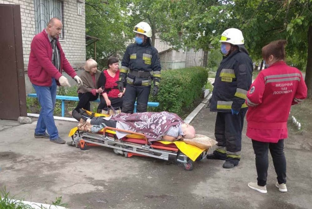 Спасатели спустили больного и передали в надежные руки медиков