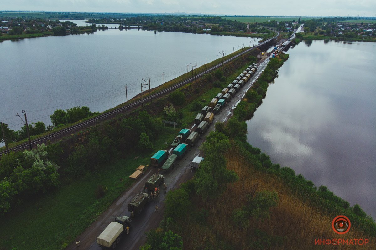 Под Никополем на месте обрушившегося моста открыли понтонную переправу 4