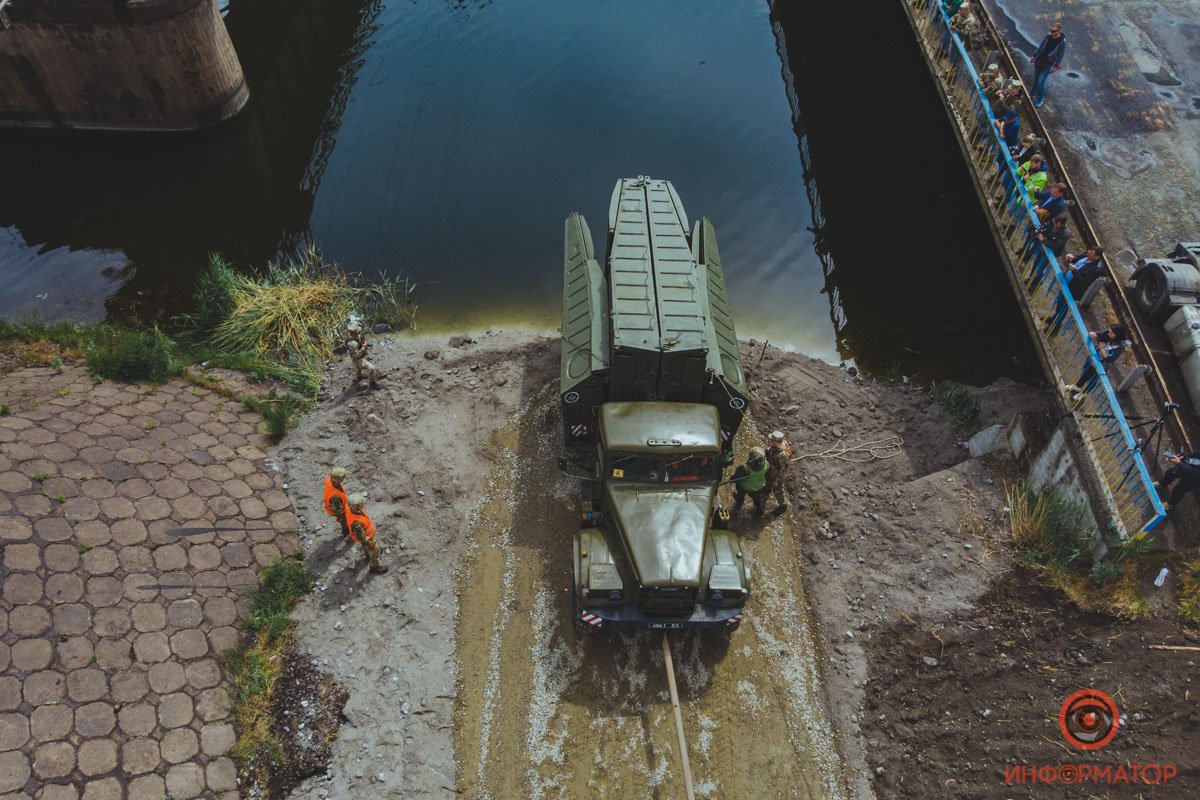 Под Никополем на месте обрушившегося моста открыли понтонную переправу 10