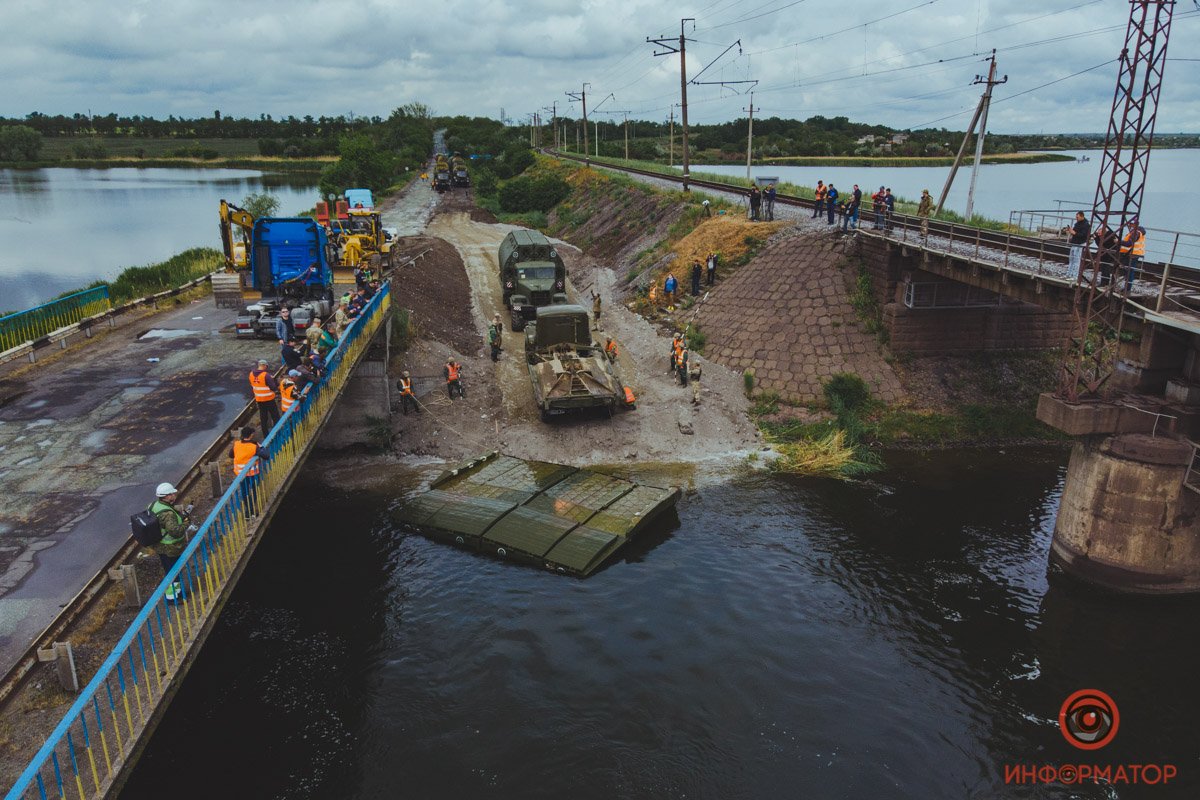 Под Никополем на месте обрушившегося моста открыли понтонную переправу 11