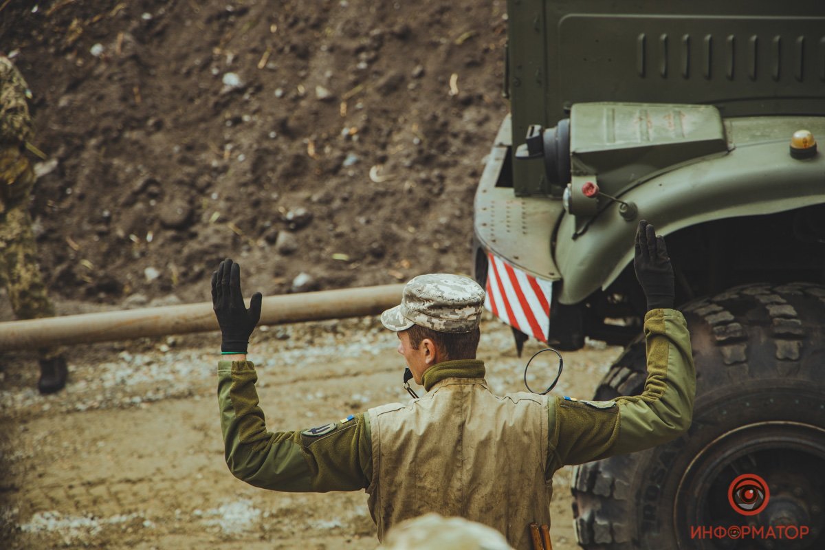 Под Никополем на месте обрушившегося моста открыли понтонную переправу 12