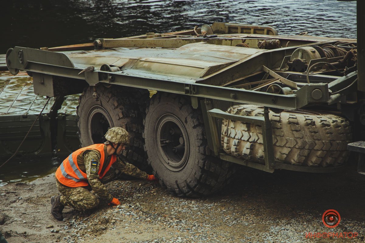 Под Никополем на месте обрушившегося моста открыли понтонную переправу 13