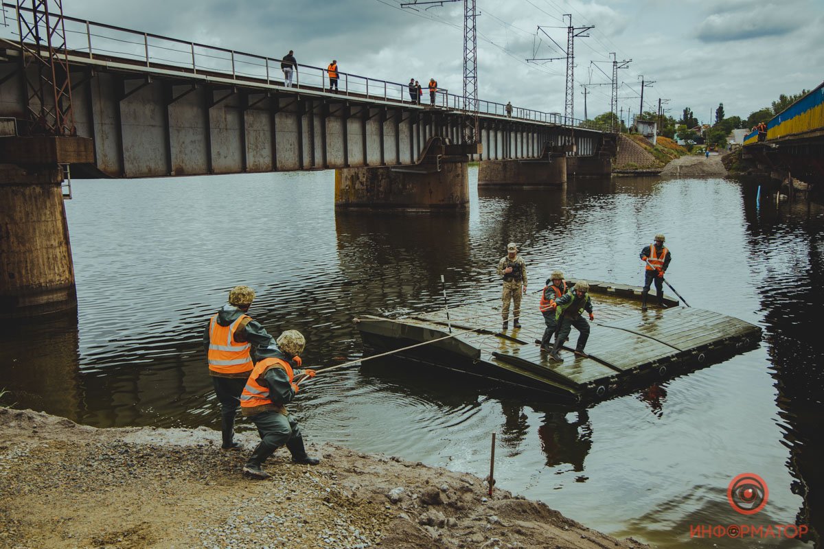 Под Никополем на месте обрушившегося моста открыли понтонную переправу 14