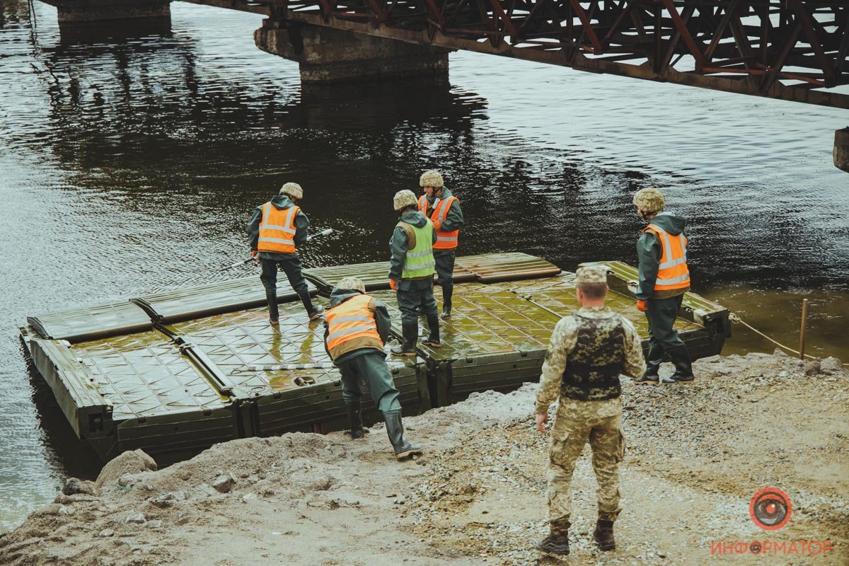 Под Никополем на месте обрушившегося моста открыли понтонную переправу 15
