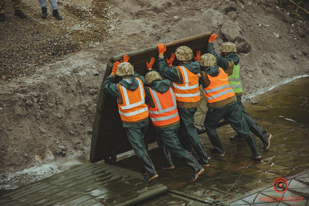 Под Никополем на месте обрушившегося моста открыли понтонную переправу 16